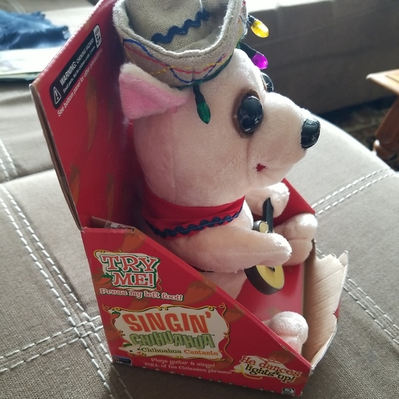 12" Pancho Singing & Dancing Chihuahua NIB Battery Operated - Picture 2 of 5